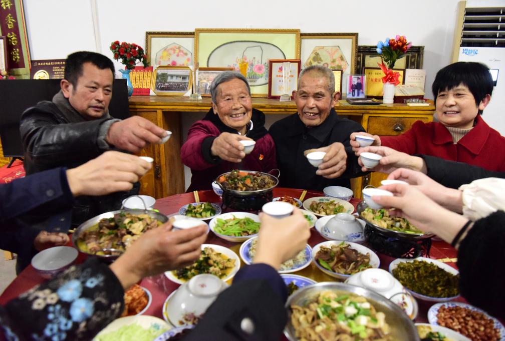 新春走基層·走筆｜那雙手，那抹紅