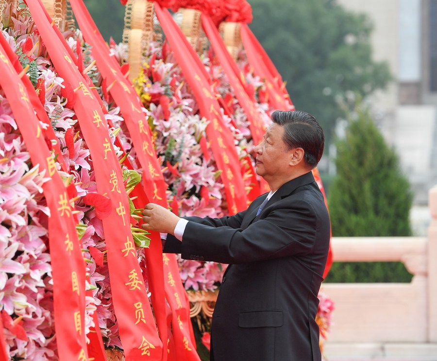 Xi Pays Tribute To National Heroes In Tian'anmen Square - Xinhua