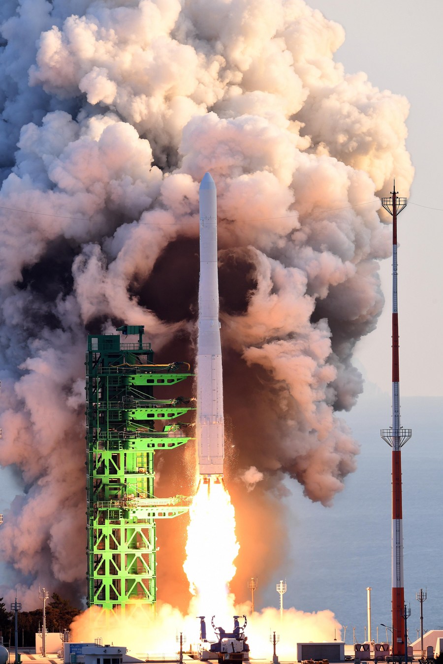 S.Korea Launches 1st Homegrown Rocket - Xinhua