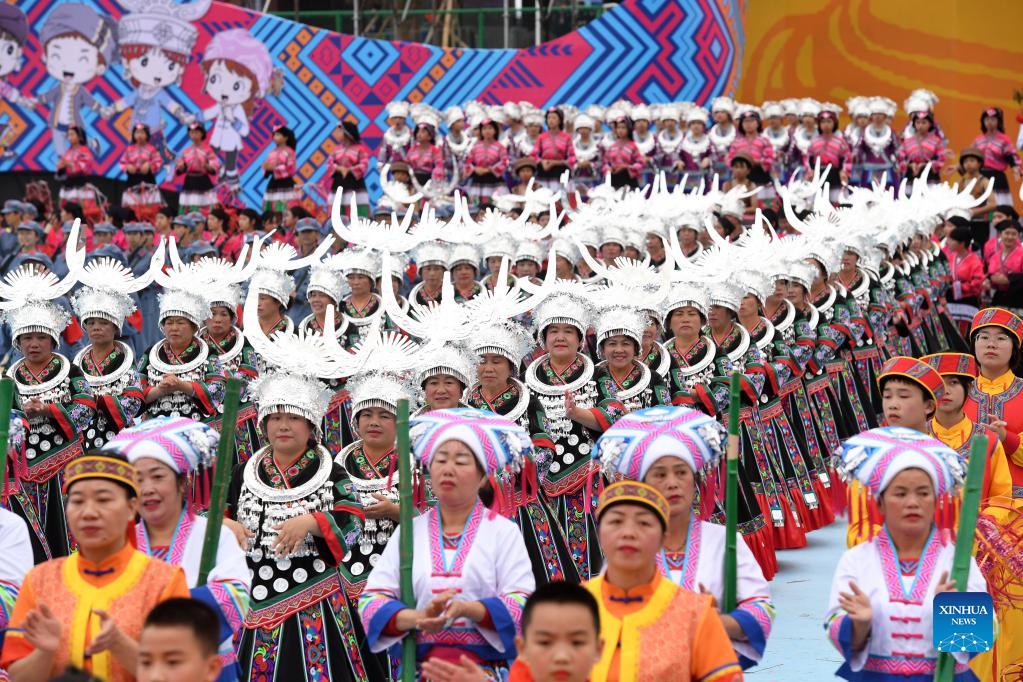 Bildnummer: 53817504 Datum: 24.02.2010 Copyright: imago/Xinhua (100225) --  LONGZHOU, Feb. 25, 2010 (Xinhua) -- Women of the Zhuang ethnic group play  the Tianjin , a local stringed musical instrument literally meaning the