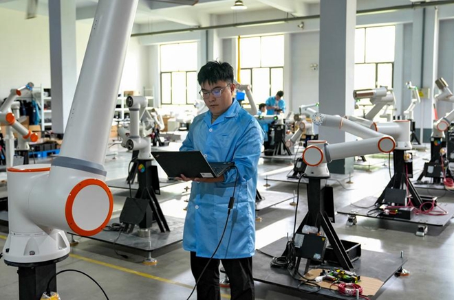 Made-in-China robots empower upgrading of manufacturing industry