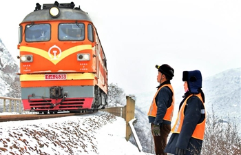 Pic story: couple dedicated to railway maintenance in north China's Shanxi
