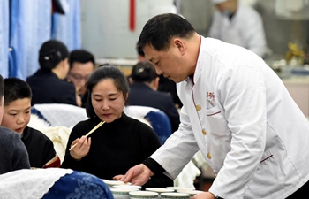 Spring Festival travel rush: chef prepares food for passengers on train