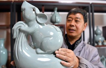 Artists create porcelain works themed on Year of the Rat in Henan