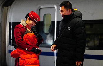 Precious three-minute family reunion at railway station in Hebei