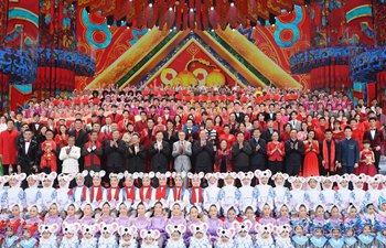 Huang Kunming visits staff of CCTV Spring Festival gala