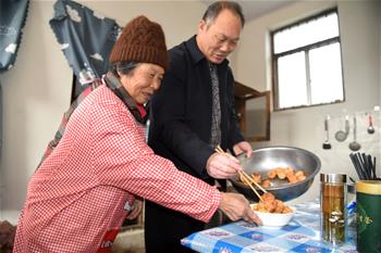 Local official helps aged villager cook meal for Spring Festival in E China