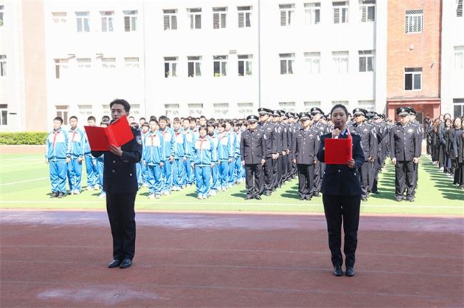 抚顺市公安局新抚公安分局举办“青春警色 活力校园”庆祝五四青年节警营开放活动