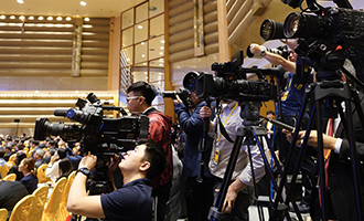 記者在博鰲亞洲論壇2018年年會開幕式上採訪