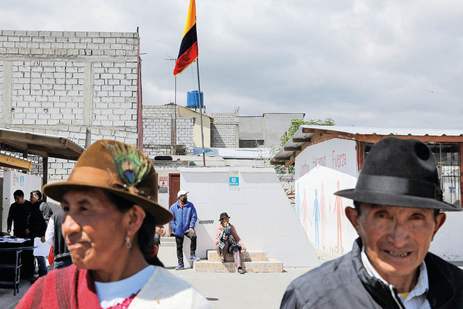 2月5日，选民在厄瓜多尔拉塔昆加的一处投票点准备投票