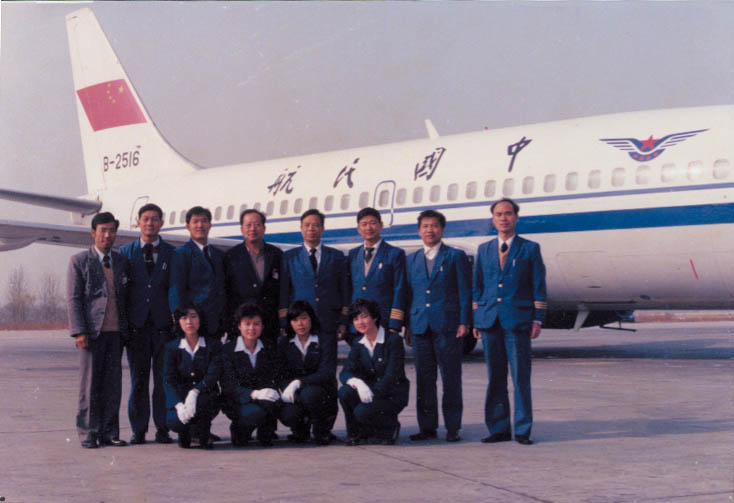 1985年,厦航从空军航空兵部队引进的第一批空、地勤人员(厦航供图) 1985年,厦航从空军航空兵部队引进的第一批空、地勤人员(厦航供图)
