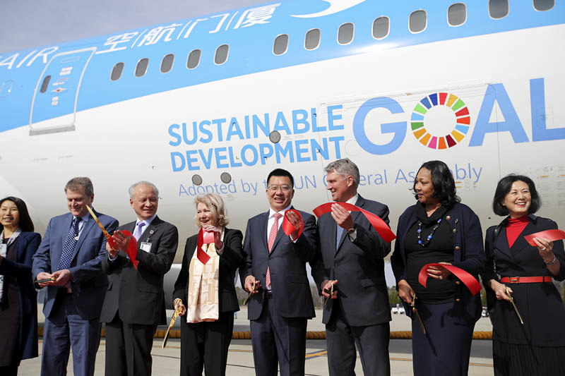 2018年1月26日,在美国查尔斯顿波音工厂,联合国副秘书长斯梅尔(左四)和中国厦门航空公司总经理赵东(右四)等嘉宾出席厦航联合国特殊涂装飞机交付仪式(厦航供图) 2018年1月26日,在美国查尔斯顿波音工厂,联合国副秘书长斯梅尔(左四)和中国厦门航空公司总经理赵东(右四)等嘉宾出席厦航联合国特殊涂装飞机交付仪式(厦航供图)