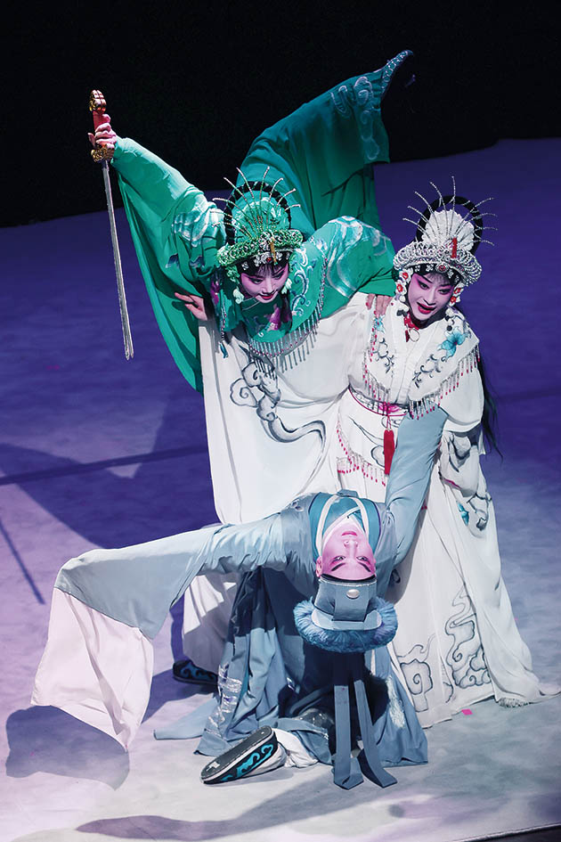 4月5日,演员在在奥地利维也纳穆特剧院表演婺剧《白蛇传》赵丁喆摄/本刊 4月5日,演员在在奥地利维也纳穆特剧院表演婺剧《白蛇传》赵丁喆摄/本刊