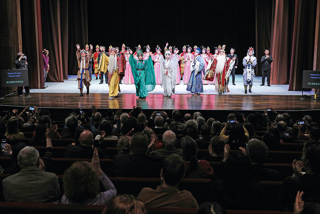 4月5日,在奥地利维也纳穆特剧院,演员在婺剧《白蛇传》演出结束后谢幕 赵丁喆摄/本刊 4月5日,在奥地利维也纳穆特剧院,演员在婺剧《白蛇传》演出结束后谢幕 赵丁喆摄/本刊