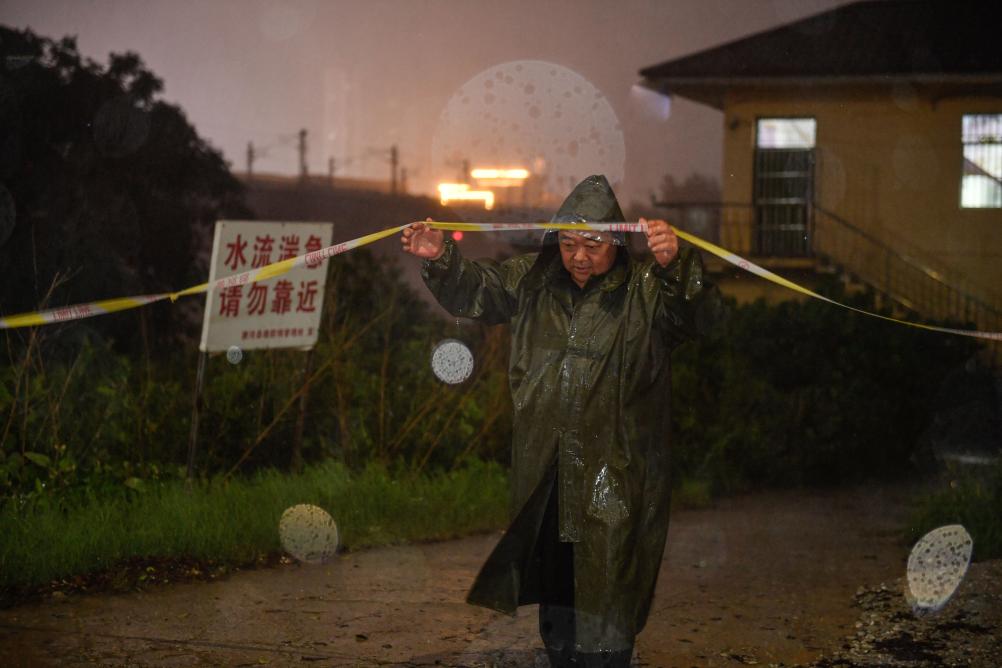 洪水中的逆行者：绝对不能让河道失