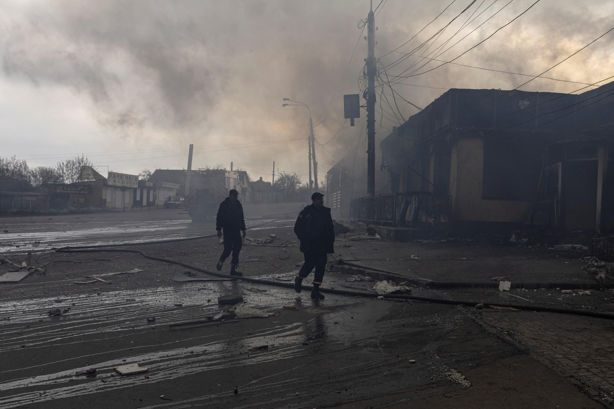 ▲当地时间2022年4月16日，俄乌冲突持续，卢甘斯克地区建筑遭炮击。图/IC photo