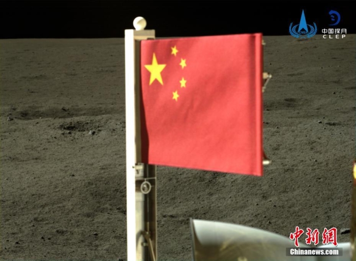 6月4日,中国国家航天局公布了嫦娥六号探测器在月球背面的五星红旗展示影像。鲜艳的五星红旗再次闪耀月球,这也是中国首次在月球背面独立动态展示国旗。<a target='_blank' href='//'><p align=