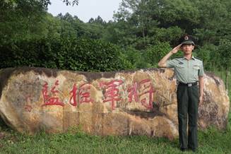 图片包含 草, 户外, 男人, 站 描述已自动生成