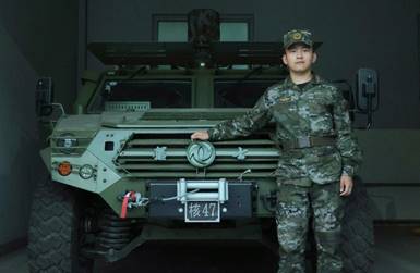 穿着制服的男人站在卡车上 低可信度描述已自动生成