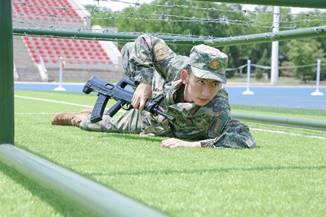 图片包含 草, 户外, 人, 围栏 描述已自动生成