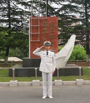 人的雕塑 中度可信度描述已自动生成