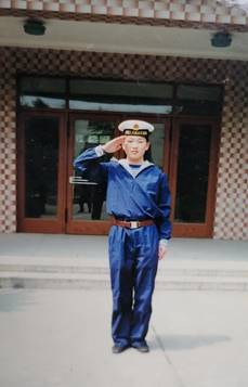 小孩站在地上 低可信度描述已自动生成