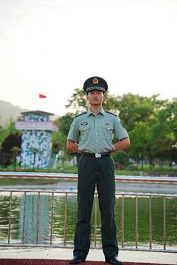 图片包含 窗户, 桌子, 绿色, 骑 描述已自动生成