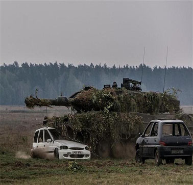 威猛暴力！波兰60吨豹2坦克碾压小汽车