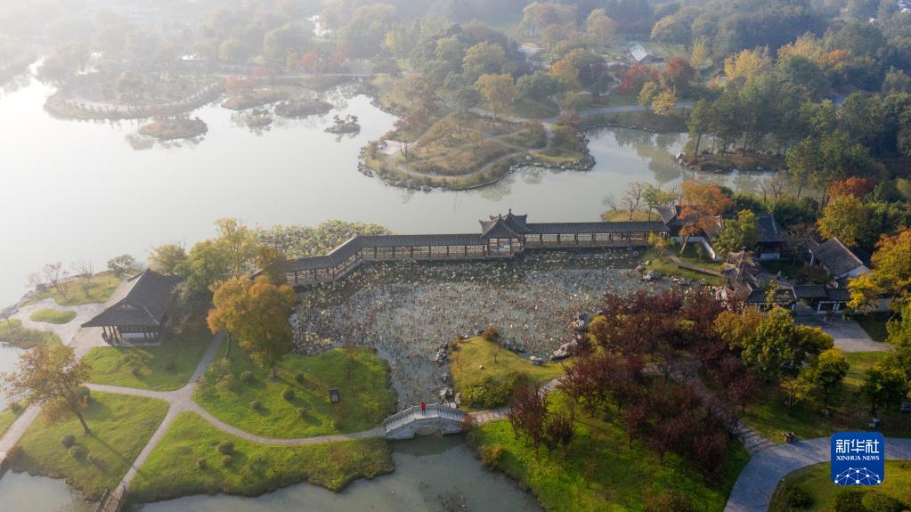 您的位置:>新闻中心> 10月31日拍摄的江苏扬州瘦西湖风景区(无人机