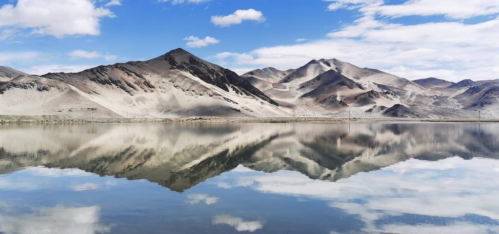 这是位于西藏自治区日喀则市定结县的定结湿地(2021年5月13日摄,手机