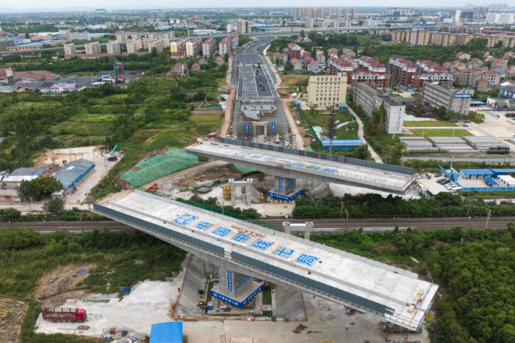 湖北孝感兩座萬噸橋梁轉體“跨越”京廣鐵路