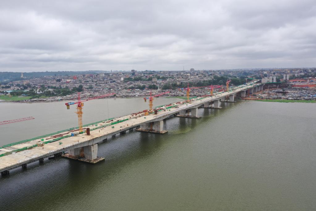 中企承建的科特迪瓦阿比讓四橋項目邦科灣主橋合龍