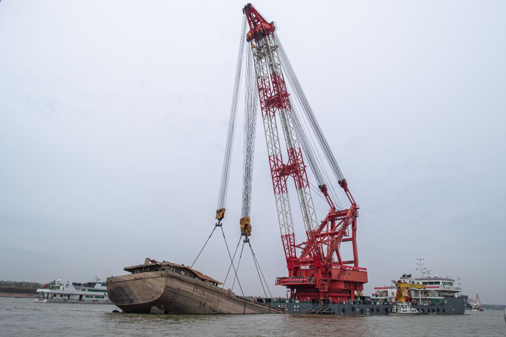 長江幹線礙航歷史沉船應急搶險打撈工作首次實施