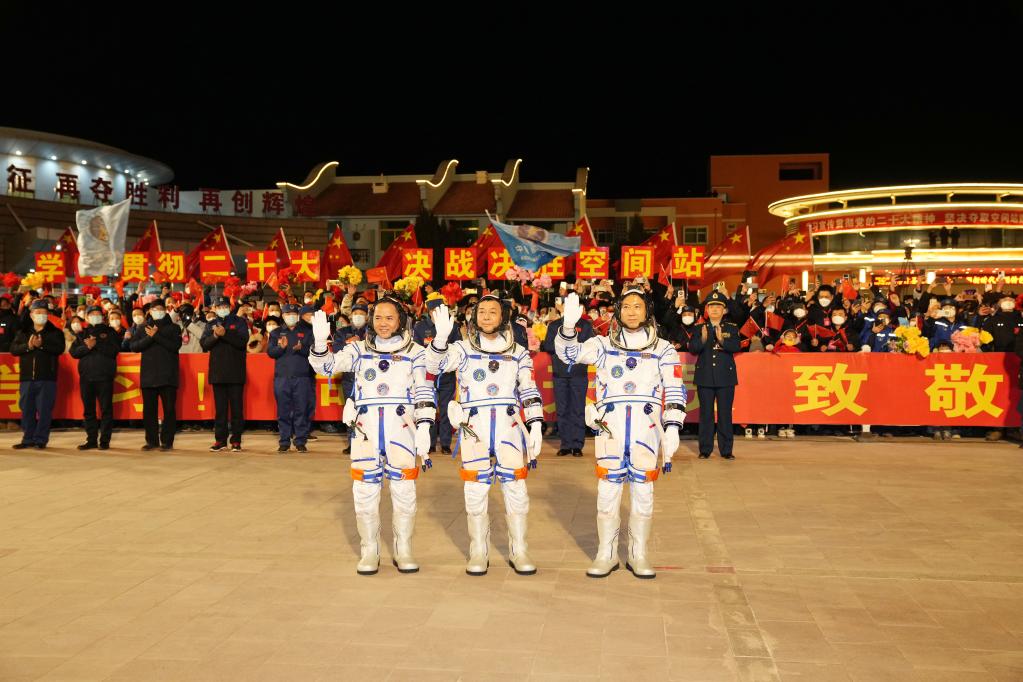新華全媒+丨神舟十五號載人飛行任務航太員乘組出徵儀式在酒泉衛星發射中心舉行