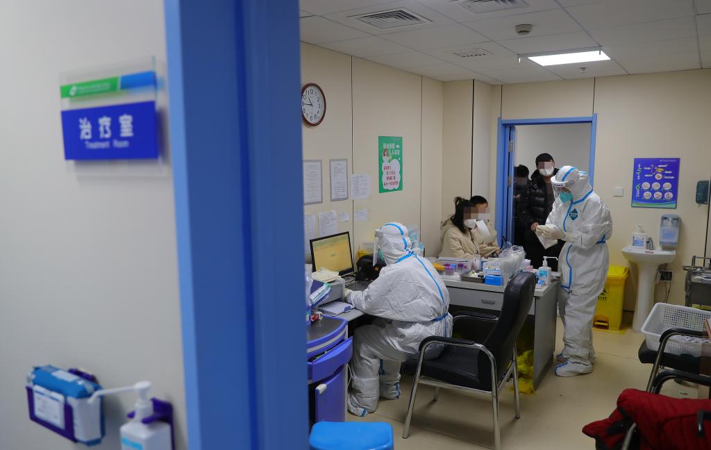 新華全媒+丨確保急重症患者救治——發熱門診現場直擊