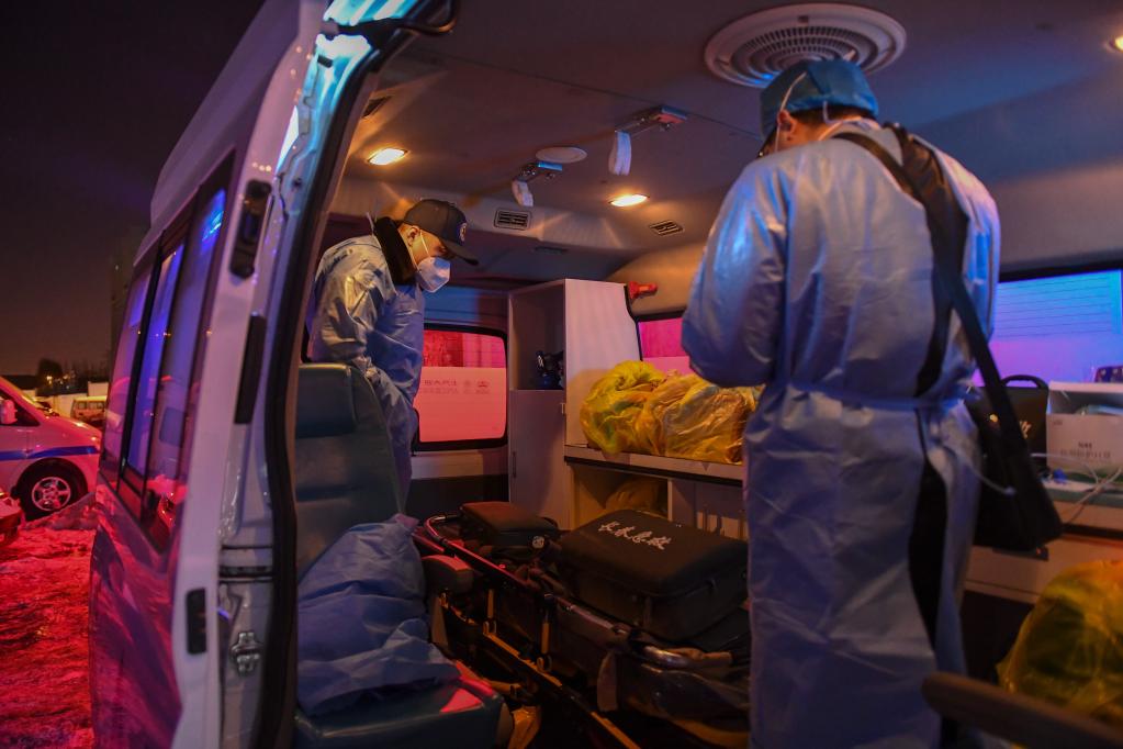 新華全媒+丨跨年夜救護車：在搶救生命的路上疾馳