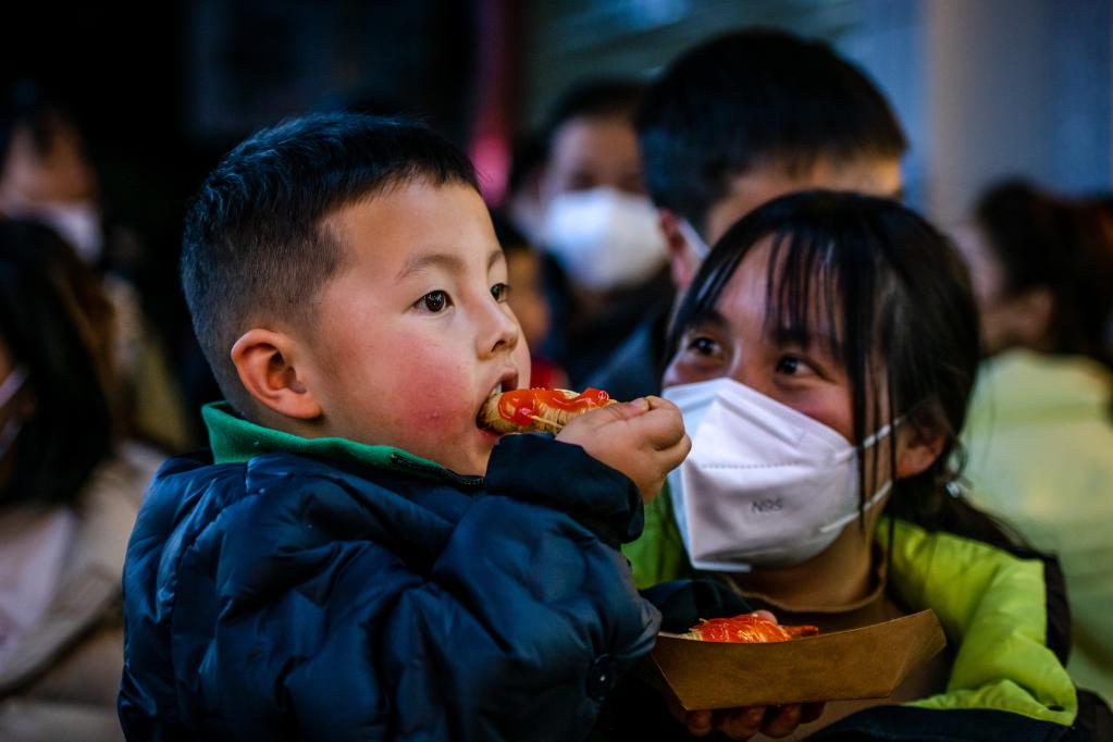新華全媒+丨鏡頭裏的中國年——享美食 過大年
