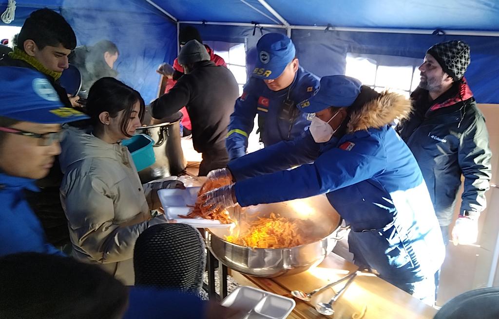 中國救援力量為土耳其地震受災民眾提供食物援助