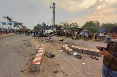 越南中部發生客車與貨車相撞事故致8人死亡