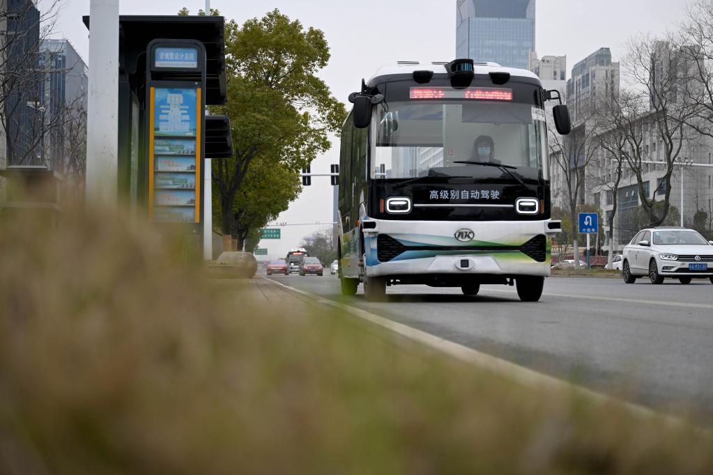 新華全媒+丨安徽首條自動駕駛公交線路進入常態化運作