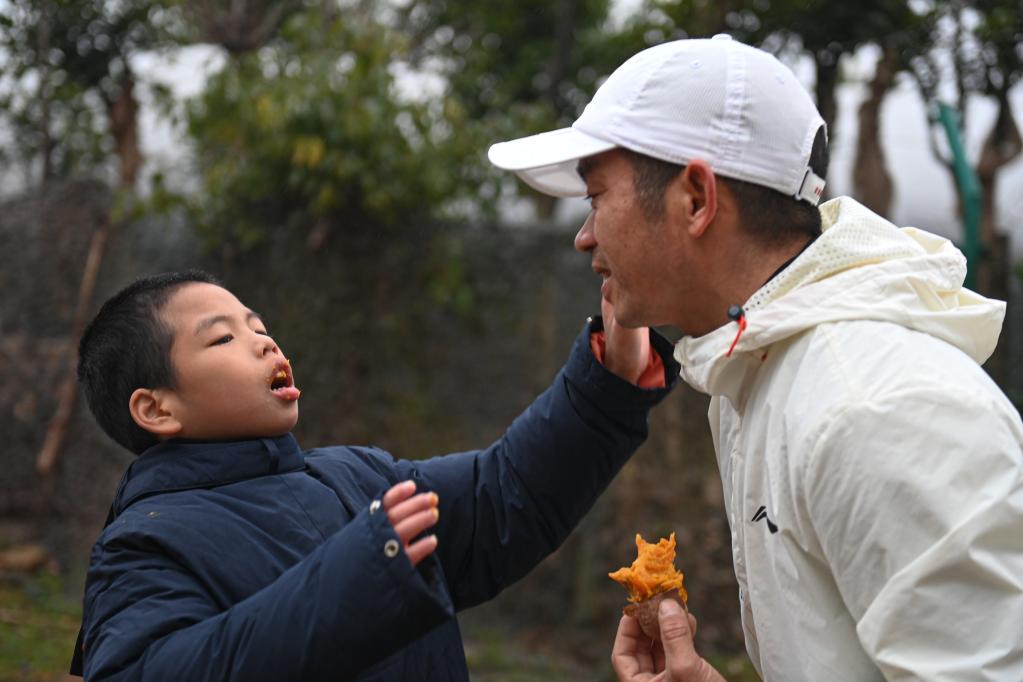 新華全媒+丨這位父親，推著兒子跑過56個馬拉松