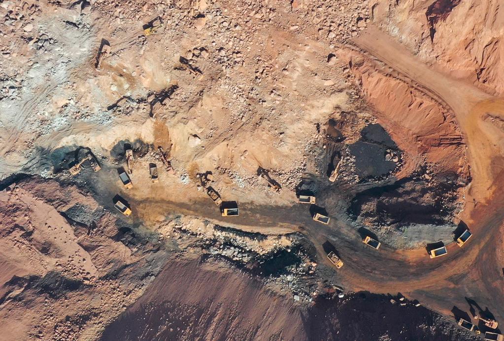 航拍內蒙古阿拉善露天礦坍塌事故現場：救援加速推進