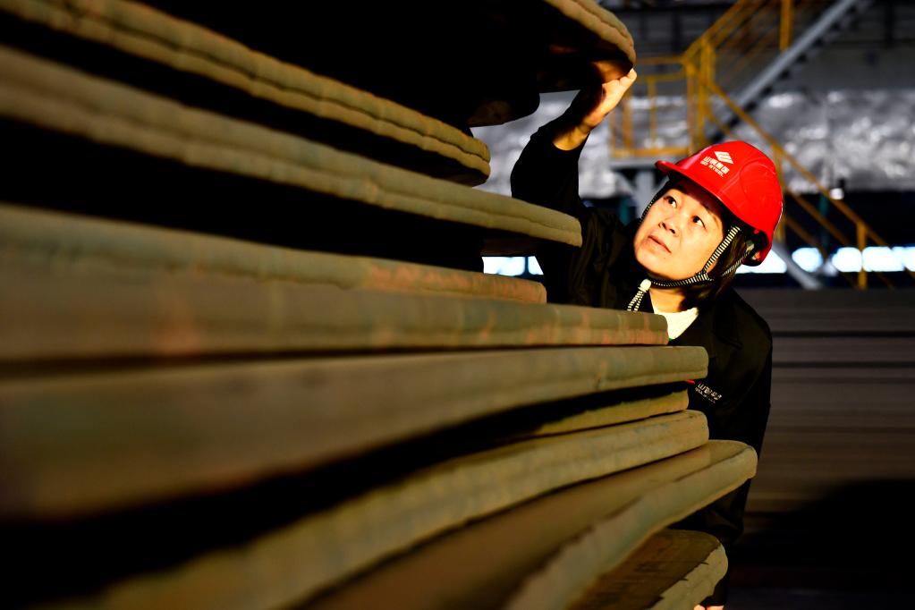 新華全媒+·代表風採錄丨胡淑娥：做“重大裝備用鋼國産化替代”的研發推動者
