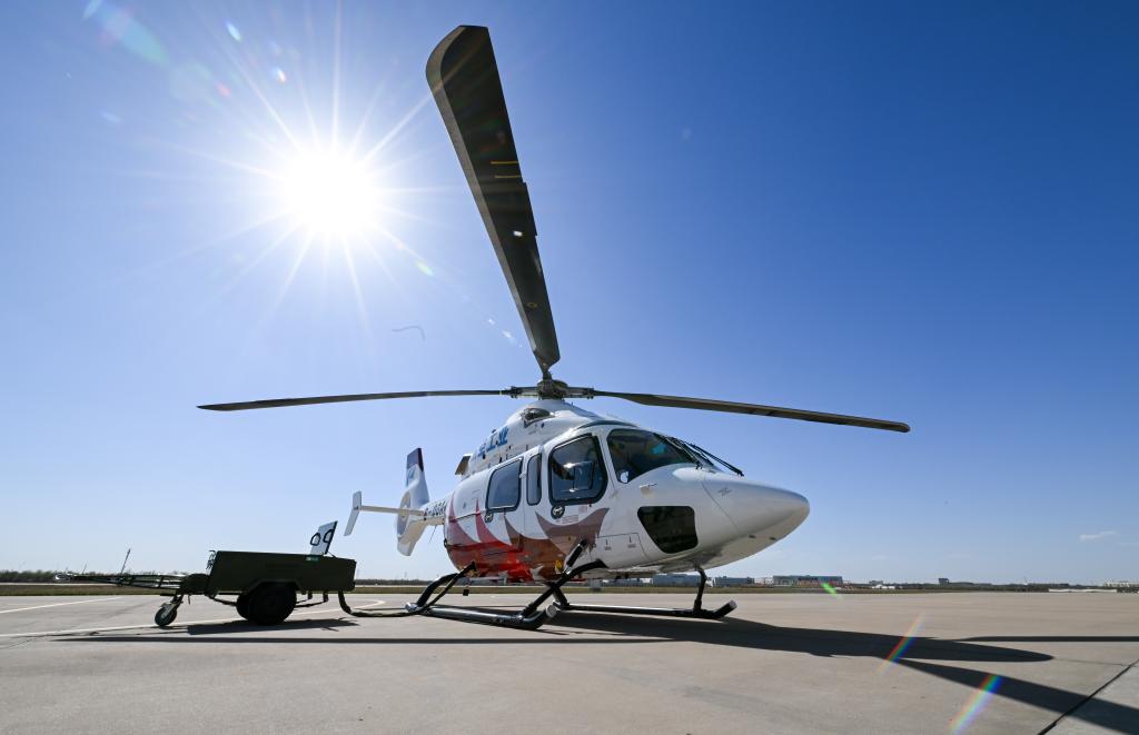 新華全媒+丨中國航空工業AC332直升機在天津全狀態首飛