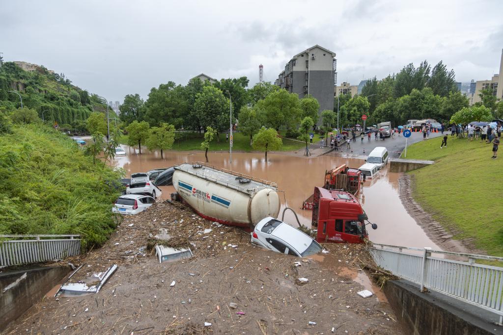 重庆多地发布暴雨红色预警 24个区县部分中小河流有涨水风险
