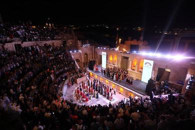 约旦杰拉什文化艺术节开幕