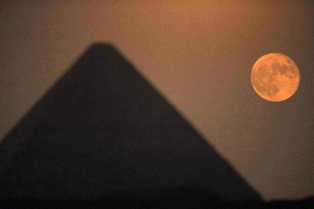 “超級月亮”現身金字塔旁