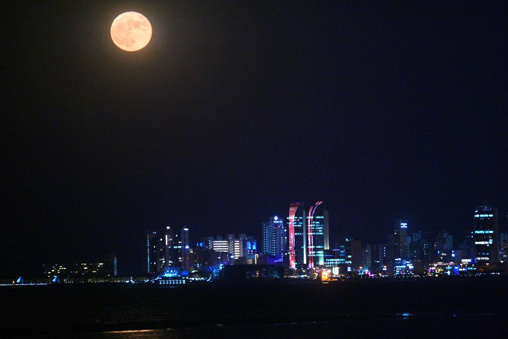 “超級月亮”現身科威特上空