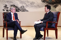 國際奧委會主席巴赫接受新華社專訪