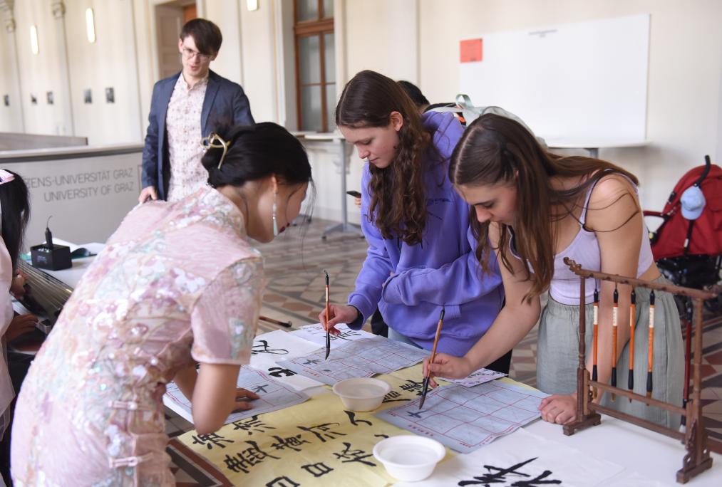 奥地利格拉茨大学孔子学院举办中国文化体验活动